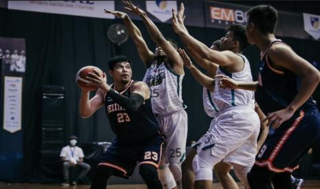 Center Pelita Jaya Jakarta Valentino Wuwungan berusaha memasukkan bola ke ring, dijaga tiga pemain Pacific Caesar dalam pertandingan IBL 2021 di Robinson Resort, Cisarua, Bogor, Rabu (17/3). Pelita Jaya mengalahkan Pacific Caesar 94-69.  