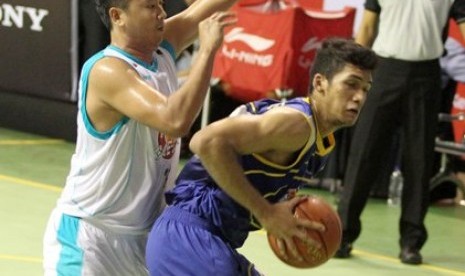 Center Satria Muda Kevin Yonas (kanan).