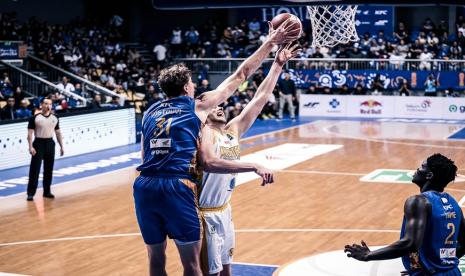 Center Satria Muda Pertamina Artem Pustovyi (kiri) memblok bola tembakan pemain Kesatria Bengawan Solo (KBS) Chanceler James (CJ) Gettys dalam pertandingan pertama playoff IBL 2024 di Britama Arena, Jakarta Utara, Kamis (11/7/2024) malam. Satria Muda Pertamina mengalahkan Kesatria Bengawan Solo 90-64.