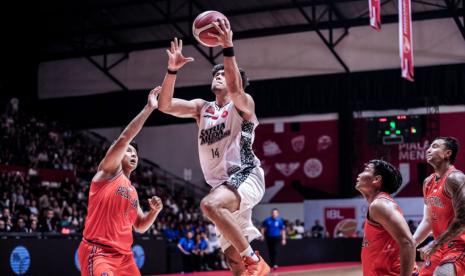 Center Satria Muda Pertamina Julian Chalias berusaha memasukkan bola pada gim pertama final IBL All Indonesia 2024 di Hal Basket Senayan, Jakarta, Kamis (3/20/2024). Satria Muda menang 80-76. 