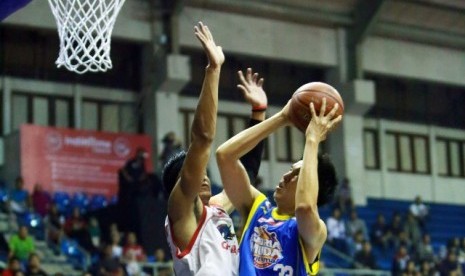 Center Satria Muda Rony Gunawan berusaha memasukkan bola.