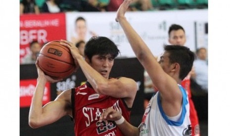 Center Stadium Jakarta Ruslan (kiri) dan M. Alan Asa'di  (Bimasakti Nikko Steel Malang) dalam laga NBL Indonesia Seri VI di Sritex Arena, Solo, Ahad (1/3).