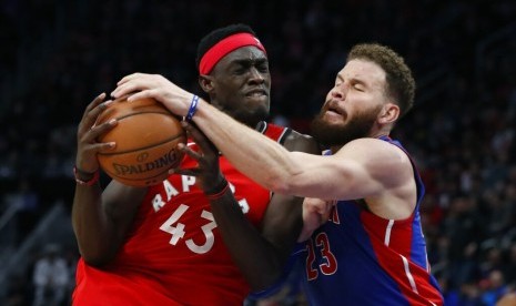 Center Toronto Raptors Pascal Siakam (kiri).