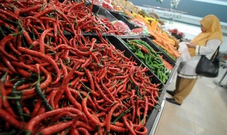 Central Statistics Agency (BPS) reports that inflation in June 2012 is at 0.62 percent and mainly caused by the increasing food price including red chillies. (illustration)  