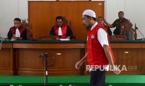 CEO Abu Tours Hamzah Mamba memasuki ruang sidang di Pengadilan Negeri Makassar, Sulawesi Selatan, Senin (28/01)