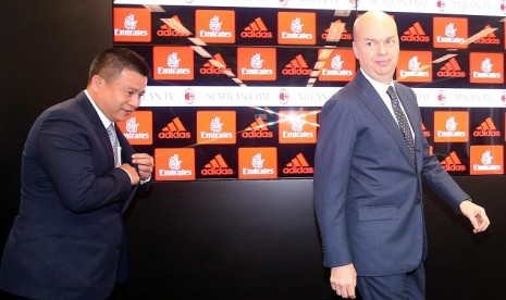 CEO AC Milan Marco Fassone (kanan) bersama pemilik Rossoneri Yonghong Li.