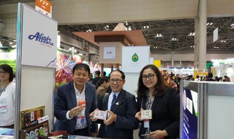 CEO Adinda Azzahra Priyadi Abadi (kiri) bersamaDeputi Bidang Pengembangan Pemasaran Pariwisata Mancanegara Kementerian Pariwisata, I Gde Pitana (tengah) di ajang Japan Tourism Expo (JTE) 2017, Tokyo, Kamis (21/9).  