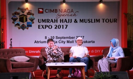 CEO Adinda Azzahra Priyadi Abadi (kiri) dan Ketua Umum Asphurindo Syam Resfiadi (tengah) tampil pada talk show Wisata Muslim Dunia yang diadakan dalam rangka Umrah Hajj Muslim Tour (UHMT) Ezpo 2017 di Jogjakarta, Sabtu (9/9). 