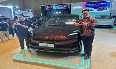 CEO AION Indonesia Andry Ciu (kanan) dan Vice President AION Indonesia Major berfoto di sebelah mobil listrik AION, Hyptec HT di pembukaan GIIAS Bandung 2024 di Bandung, Rabu (25/9/2024).