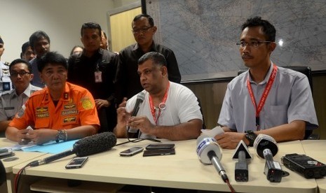 CEO Air Asia Group Tony Fernandes (tengah) memberi keterangan pers di Crisis Center Air Asia di Terminal 2 Bandara Juanda Surabaya di Sidoarjo, Jawa Timur, Minggu (28/12).