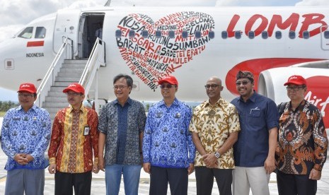 CEO AirAsia Indonesia Dendy Kurniawan (ketiga kiri) berpose bersama Gubernur NTB Zulkieflimansyah (tengah) didepan pesawat AirAsia dengan desain bertemakan Lombok usai peresmian hub baru AirAsia di Lombok International Airport (LIA) di Praya, Lombok Tengah, NTB, Kamis (2/5/2019). 