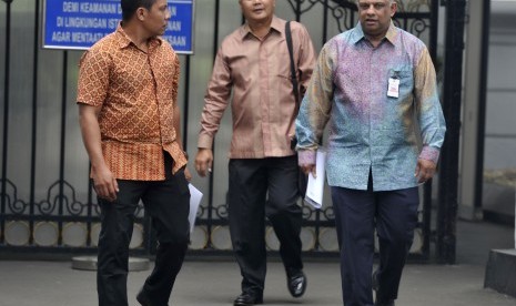 CEO AirAsia Tony Fernandes (kanan) bergegas seusai bertemu Presiden Joko Widodo di Kompleks Istana Kepresidenan, Jakarta, Kamis (2/4).