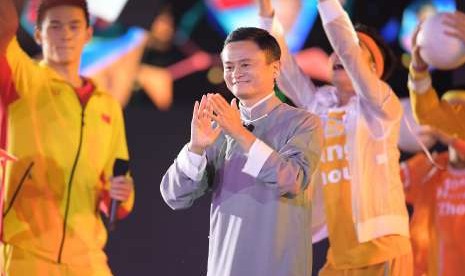 CEO Alibaba Group Jack Ma (tengah) menyemarakkan Upacara Penutupan Asian Games ke-18 Tahun 2018 di Stadion Utama GBK, Senayan, Jakarta, Minggu (2/9).