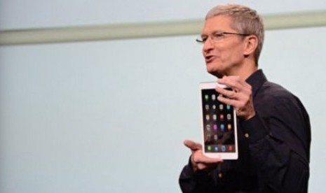 CEO Apple Tim Cook mengenalkan iPad Air 2