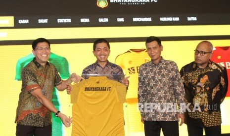 CEO Bhayangkara FC, Irjen Pol Royke Lumowa (kiri) menyerahkan jersey tim kepada Irwasum Polri Komjen Pol Putut Eko Bayuseno (kedua kiri) disaksikan Wakil Direktur Utama BNI Herry Sidharta (kedua kanan) dan SVP Non Fuel Marketing PT Pertamina (Persero) Basuki Trikora Putra (kanan) saat peluncuran tim Bhayangkara FC di Jakarta, Jumat (23/2). 