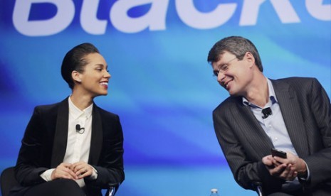 CEO BlackBerry Thorsten Heins, kanan, memperkenalkan penyanyi Alicia Keys sebagai Global Creative Director di BlackBerry, Rabu, 20 Januari 2013. 