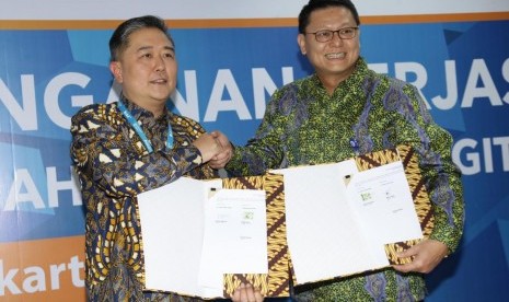 CEO Blibli.com Kusumo Martanto dan Presiden Direktur John Kosasih berphoto bersama usai penandatanganan kerjasama pemasaran produk Pembiayaan Multijasa Umrah dan KKB iB di Kantor Pusat BCA Syariah Jakarta (29/7). 