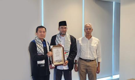 CEO Bosowa Corporindo Subhan Aksa menyalurkan bantuan untuk Palestina sebesar Rp 576 Juta lewat Presidium MER-C Sarbini Abdul Murad dan Farid Thalib di Kantor Bosowa Corporindo, Menara Karya Lantai 16, Jakarta, Senin (22/1/2023). 