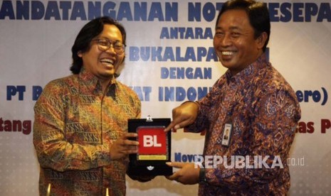 CEO Bukalapak Achmad Zaky dan Direktur Kelembagaan BRI Sis Apik Wijayanto, menandatangani nota kesepahaman (MoU) mengenai pemanfaatan jasa layanan fasilitas perbankan, di kantor pusat BRI, Jakarta, Selasa (28/11).