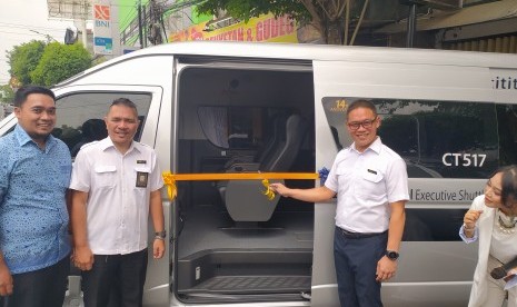 CEO Cititrans, Andrew Arristianto (kedua kanan) saat menggunting pita peluncuran rute baru Yogyakarta-Semarang di Yogyakarta, Kamis (12/12).