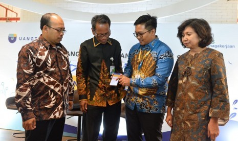 CEO & Co-Founder Uang Teman Aidil Zulkifli (kedua kanan) berbincang dengan Kepala Cabang BPJS Ketenagakerjaan cabang Jakarta Ceger Dani Santoso (kedua kiri), Deputi Direktur Perizinan dan Pengawasan Fintech OJK Rati Connie Foda (kanan) dan Asisten Deputi Direktur Kepesertaan BPJS Ketenagakerjaan Arief Zahari seusai penandatanganan kerjasama di Jakarta, Selasa (8/10).