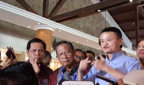 CEO dan Founder Alibaba Group Jack Ma bersama menteri Kabinet Kerja RI di Nusa Dua, Bali, Sabtu (13/10).