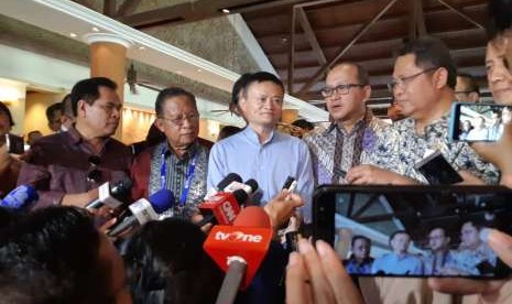 CEO dan Founder Alibaba Group Jack Ma bersama menteri Kabinet Kerja RI di Nusa Dua, Bali, Sabtu (13/10).