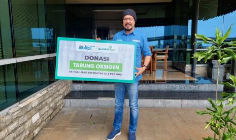 CEO dan Founder BenihBaik.com,  Andy F. Noya, saat merilis kerja sama dengan Blibli untuk menggalang dan mendistribusikan tabung oksigen ke delapan fasilitas kesehatan berupa rumah sakit umum, rumah sakit umum daerah, dan puskesmas yang tersebar di lima provinsi, yaitu DKI Jakarta, DIY, Jawa Barat, Jawa Tengah, dan Jawa Timur. 