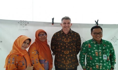 CEO dan Founder PT InfraDigital Nusantara (IDN) Ian McKenna (kedua kanan) kegiatan Penjaminan Mutu melalui Digitalisasi Keuangan dan Akuntabilitas Pengelolaan Madrasah kantor Kemenag Jaksel