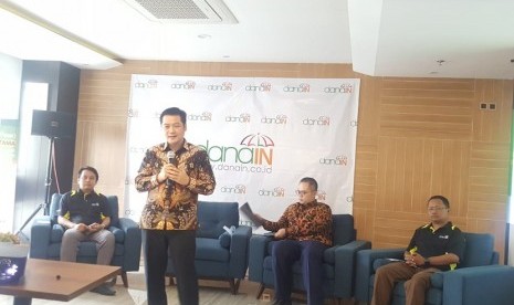 CEO Danain Budiardjo Rustanto (berdiri) menjelaskan kepada wartawan mengenai platform fintech peer to peer lending danain.co.id di Jakarta, Selasa (3/7).