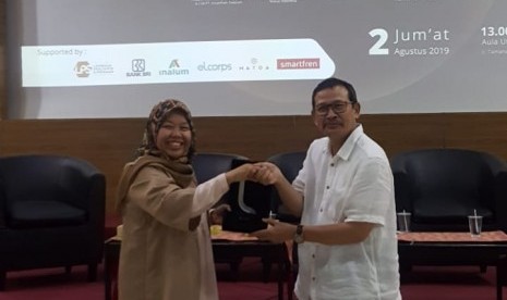 CEO Elcoprs Elidawati Ali Oemar bersama Dekan Fikom Unisba Septiawan K Sentana usai menjadi key note speaker tentang Wirausaha untuk Mahasiswa yang digelar IKA Fikom Unisba di Bandung, Jumat (2/8).