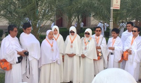 CEO Elcorps Elidawati Ali Oemar menjelaskan pentingnya training spiritual dengan berumrah sesaat sebelum jamaah melafalkan niat umrah di Bir Ali, Rabu (1/3) siang.