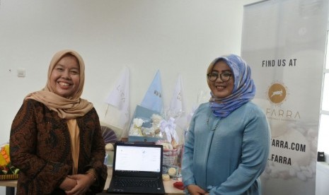 CEO Elcorps Elidawati (kiri) dan Head of Lefarra Hana Ghaida Zahra saat peluncuran website Lefarra di Galeri Elzatta Pondok Kelapa, Jakarta, Rabu (21/3).   