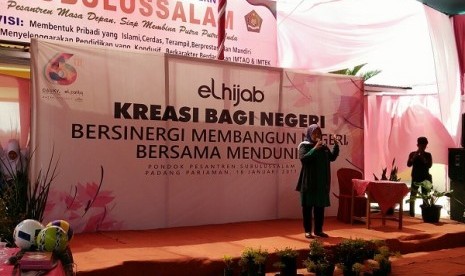 CEO Elcorps Elidawati saat memberikan sambutan di Pesantren Modern Subulussalam, Padang Pariaman, Sumatra Barat, Rabu (18/1).