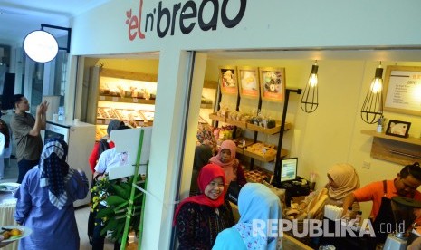 CEO Elcorps Elidawati (tengah) berbincang dengan pengunjung saat peresmian dibukanya Toko el n' bread di RS Muhammadiyah Bandung, Selasa (21/11). 