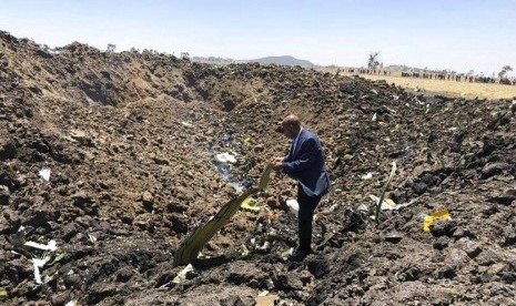 CEO Ethiopian Airlines, Tewolde Gebremariam, melihat puing-puing dari pesawat yang meledak tak lama setelah lepas landas dari Addis Ababa, Etiopia, Ahad (10/3).