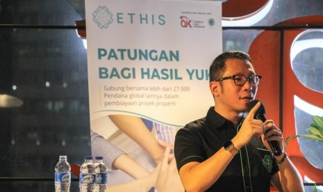 CEO Ethis Crowd Ronald Yusuf Wijaya. PT Ethis Fintek Indonesia (Ethis) menyepakati kerja sama dengan Bank Pembiayaan Rakyat Syariah (BPRS) Attaqwa berupa channeling proyek pembiayaan. Kerja sama ini diharapkan dapat mendukung upaya ekspansi penyaluran pembiayaan sebesar Rp 5 miliar hingga Rp 10 miliar dalam sebulan.