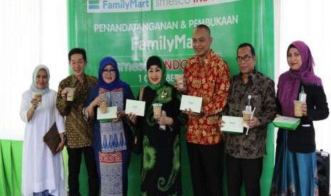 CEO FamilyMart Indonesia Wirry Tjandra (kedua kiri) dan Dirut LLP KUMKM Emilia Suhaimi usai pembukaan FamilyMart yang memasarkan produk UMKM di Smesco Indonesia