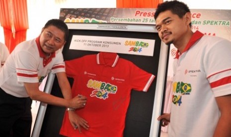 CEO FIFASTRA Suhartono (kiri), disaksikan pesepakbola Bambang Pamungkas, menandatangani kaos pada peluncuran program SAMBA (Sambut Brazil) 2014, di Jakarta, Jumat (11/10).