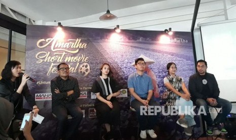 CEO Fintech Amartha Andi Taufan Garuda Putra, Sutradara Nia Dinata, Lucky Kuswandi, Artis Chelsea Islan dan Sutradara Garin Nugroho, mengumumkan pemenang Festival Film Pendek Amartha 2017, di Wimo Building, Kemang, Selasa (24/10).