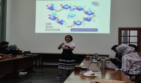 CEO & Founder Artopologi, Intan Wibisono, dalam workshop pameran seni Rekam Masa: Pameran Seni Terintegrasi Blockchain di Museum Nasional Indonesia, Jakarta, Kamis (27/10/2022).