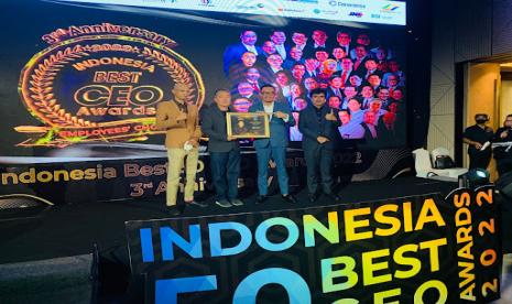 CEO & Founder Blibli, Kusumo Martanto, meraih penghargaan Indonesia Best CEO dalam Online Mall Category oleh The Economics Research & Consulting. 