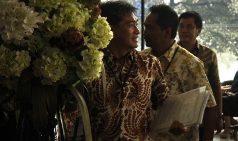 CEO FOX Indonesia, Andi Zulkarnain Mallarangeng (Choel Mallarangeng) (kiri) saat tiba untuk menjalani pemeriksaan di gedung Komisi Pemberantasan Korupsi (KPK), Jakarta, Selasa 12 Februari 2013. Choel diperiksa sebagai saksi untuk Andi dan Deddy Kusnidar te