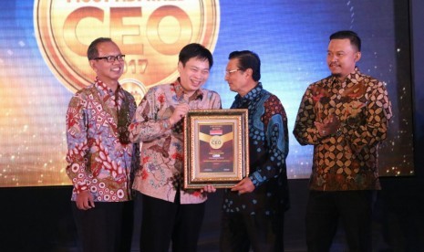 CEO GarudaFood Group Hardianto Atmadja (kedua kiri) untuk kedua kalinya menerima penghargaan kategori Top 5 Most Admired CEO in Consumer Goods Sector di ajang Indonesia Most Admired CEO 2017 di Jakarta akhir pekan kemarin.