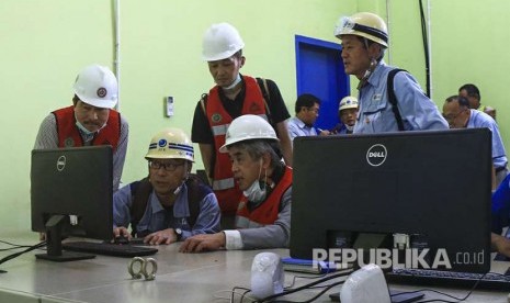 CEO Global Environmental Center (GEC) Foundation  Kunihiro Suga (kanan duduk)  menyimak penjelasan pembangunan pembangkit listrik tenaga gas buang di lingkungan pabrik PT Semen Gresik, di Kabupaten Tuban, Jawa Timur, Selasa (27/2).