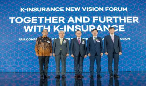 CEO Hanwha Life Korea, Yeo Seung-Joo (tengah), CEO Samsung Fire & Marine Insurance Korea Hong Won-Hak (kedua dari kanan) dan CEO KB General Insurance Korea Kim Ki-Hwan (kedua dari kiri) bersama Kepala Eksekutif Pengawas IKNB dan Anggota Dewan Komisioner OJK Indonesia Ogi Prastomiyono (paling kiri) dan Gubernur FSS Korea Lee Bok-Hyun (paling kanan) dalam K-Insurance New Vision Forum di Jakarta (12/05/2023).