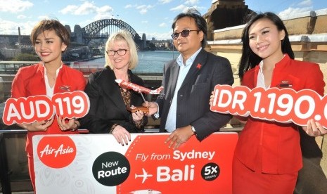 CEO Indonesia AirAsia X Dendy Kurniawan (kedua kanan), secara simbolis menyerahkan replika pesawat AirAsia kepada Presdir/Direktur Pelaksana Bandara Sydney Kerrie Mather (kedua kiri), pada peresmian rute baru Bali-Sydney, di Sydney, Australia, Rabu (12/8).