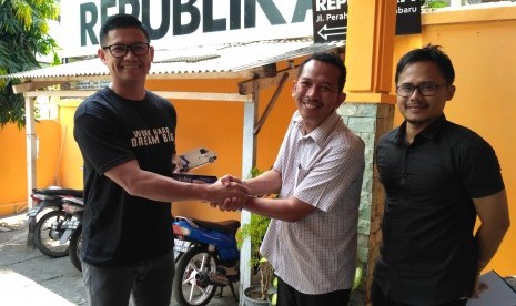 CEO Iruna eLogistics, Yan Hendry Jauwena (kiri), saat berkunjung ke kantor Republika perwakilan DIY-Jateng & Jatim di Yogyakarta, Jumat (15/9).