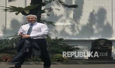 CEO JP Morgan Chase Jamie Dimon meninggalkan Kompleks Istana Presiden usai bertemu dengan Presiden Joko Widodo di Jakarta, Rabu (2/5).