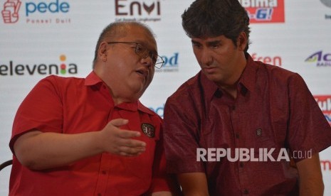 CEO Klub Bali United, Yabes Tanuri (kiri) berbincang dengan pelatih Bali United, Stefano Cugurra, belum lama ini.